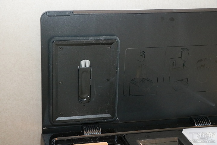 打開基座上蓋後，可看到內側配置的清潔刷具，可以用來簡單清理基座內部，也可以把卡在底座裡的頭髮髒污給清除，方便使用者在必要時進行簡單維護。