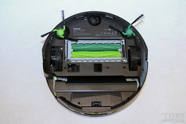 機身底部整體清掃結構配置：從機身底部可清楚看到雙側刷、滾輪雙膠刷與吸入口的排列配置，清掃動線由外向內集中，確保邊角、牆面與地板中央的灰塵都能被帶入吸入口，不易產生清掃死角。