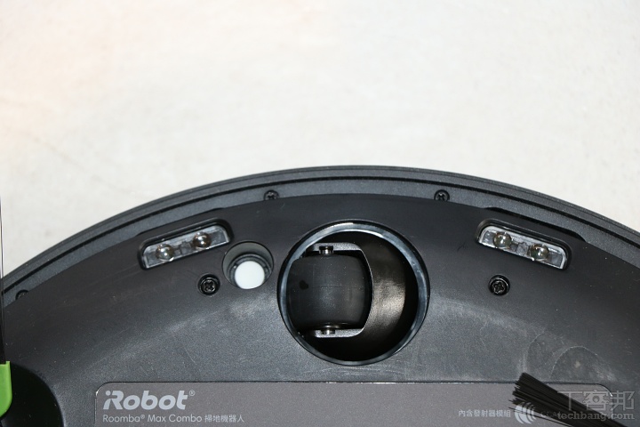 機身底部設有多組感測器用於判斷地面高度差與環境狀態，有助維持穩定導航與避障表現，降低卡住或誤判的機率。