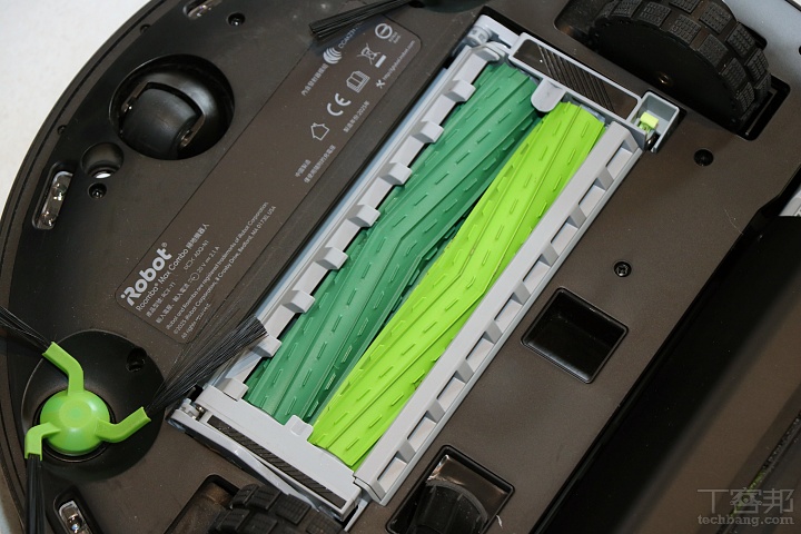 滾輪雙膠刷的防纏繞設計：Roomba Max 705 Combo 採用 iRobot 經典的滾輪雙膠刷結構，表面具備特殊紋路與彈性材質，透過一斬一刮方式在清掃過程中將毛髮與灰塵同步刮起並集中，結合 13,000 帕的吸力來掃除地面灰塵髒污， 同時有效降低毛髮纏繞在刷毛上的情況，對毛孩家庭特別實用。 ▲ 滾輪雙膠刷的防纏繞設計：Roomba Max 705 Combo 採用 iRobot 經典的滾輪雙膠刷結構，表面具備特殊紋路與彈性材質，透過一斬一刮方式在清掃過程中將毛髮與灰塵同步刮起並集中，結合 13,000 帕的吸力來掃除地面灰塵髒污， 同時有效降低毛髮纏繞在刷毛上的情況，對毛孩家庭特別實用。