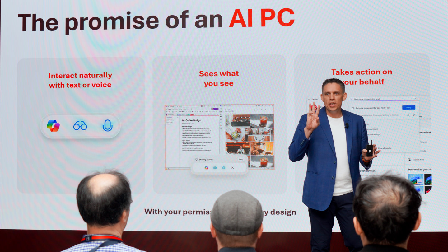 Microsoft消費性市場副總裁James Howell說明AI PC應具有可以使用自然語言或語音互動、能夠看見使用者所見、完成使用者行為等能力。
