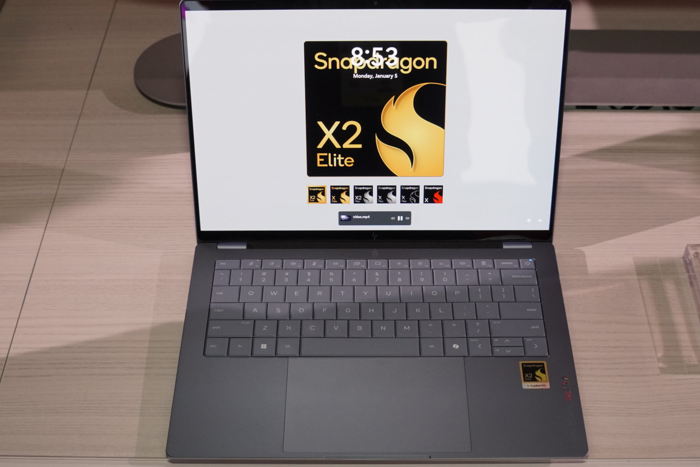 發表換現場展示多款Snapdragon X2系列產品，圖為HP EilitBook X。
