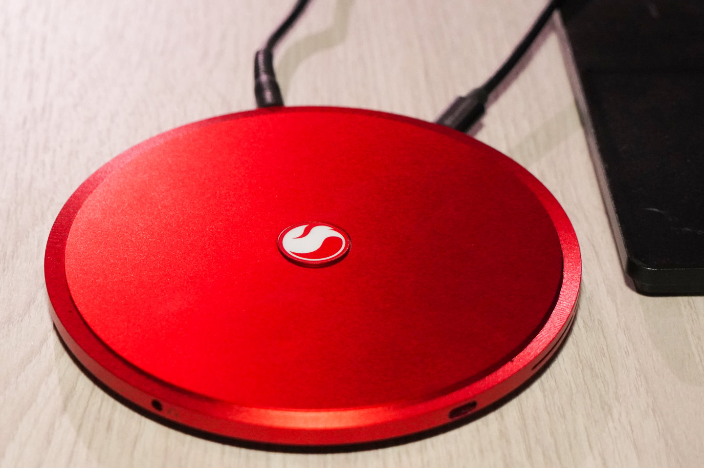 Longcheer Mini PC的造型有如CD隨身聽火紅的外觀相當漂亮。