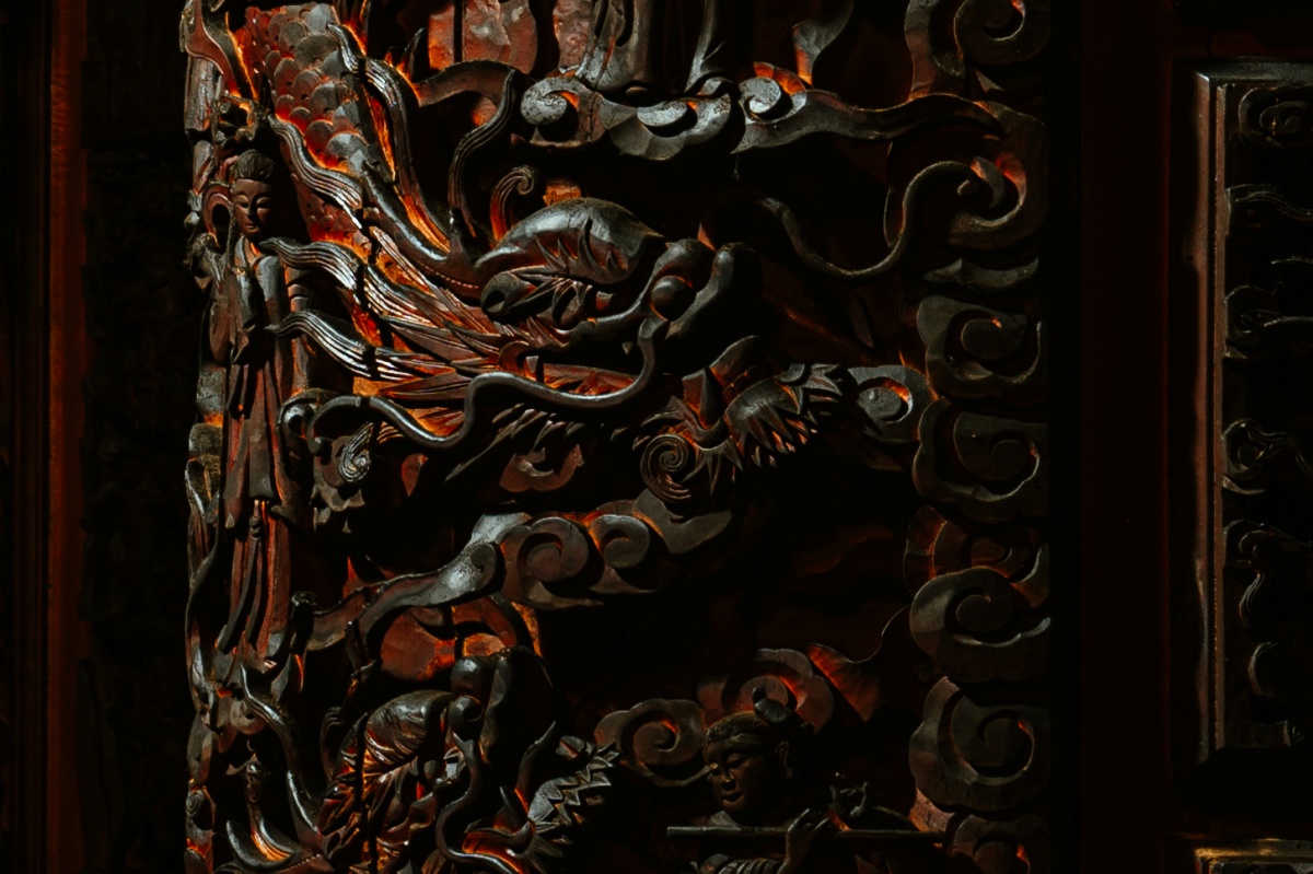 邊緣處 (紅框位置) 放大裁切。