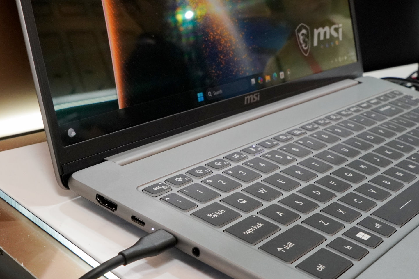 機身左側具有2組hunderbolt 4以及HDMI 2.1、3.5mm耳機麥克風複合端子各1組。