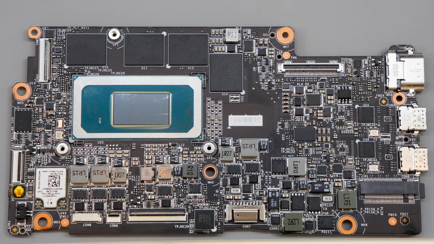 Prestige 13 AI+與Prestige 16 AI+共用相同的主機板。