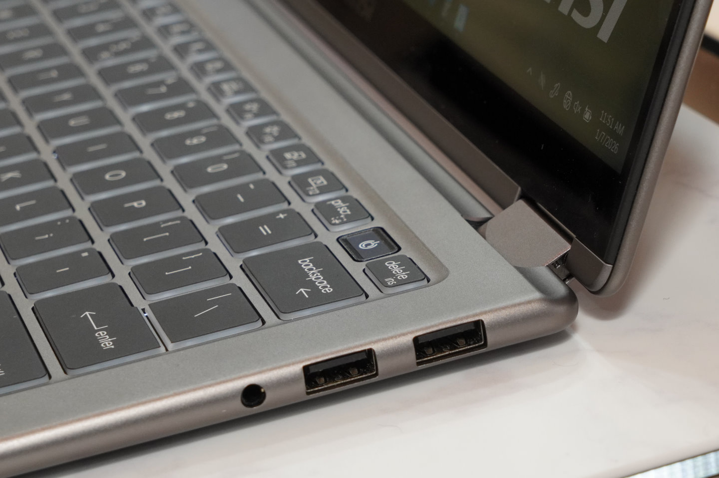 機身右側具有2組USB3.2 Gen2以及1組3.5mm耳機麥克風複合端子。