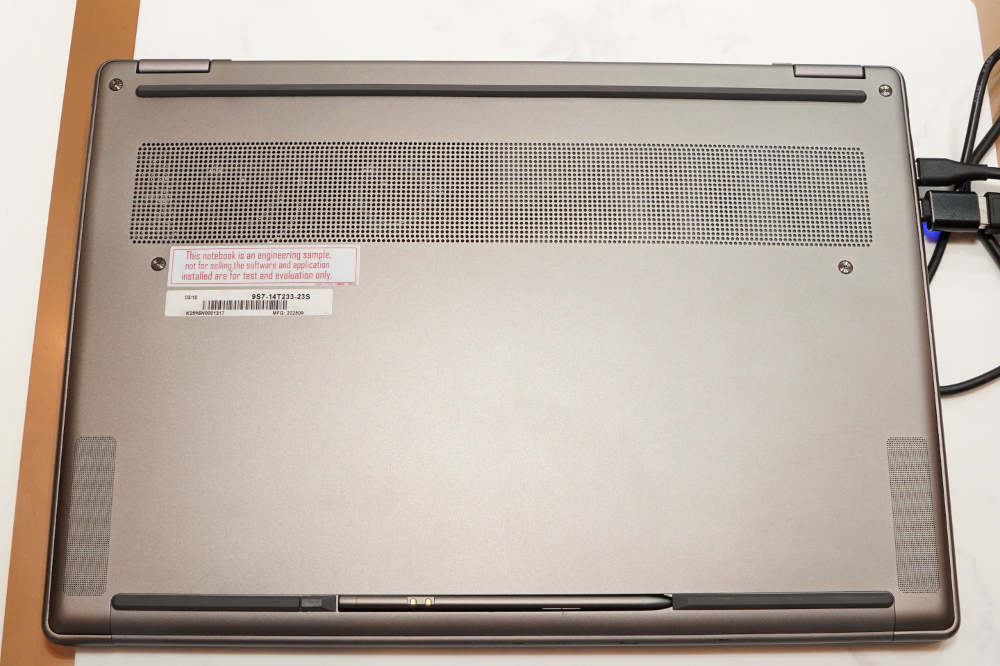 Nano Pen觸控筆的收納槽位於機身底部。