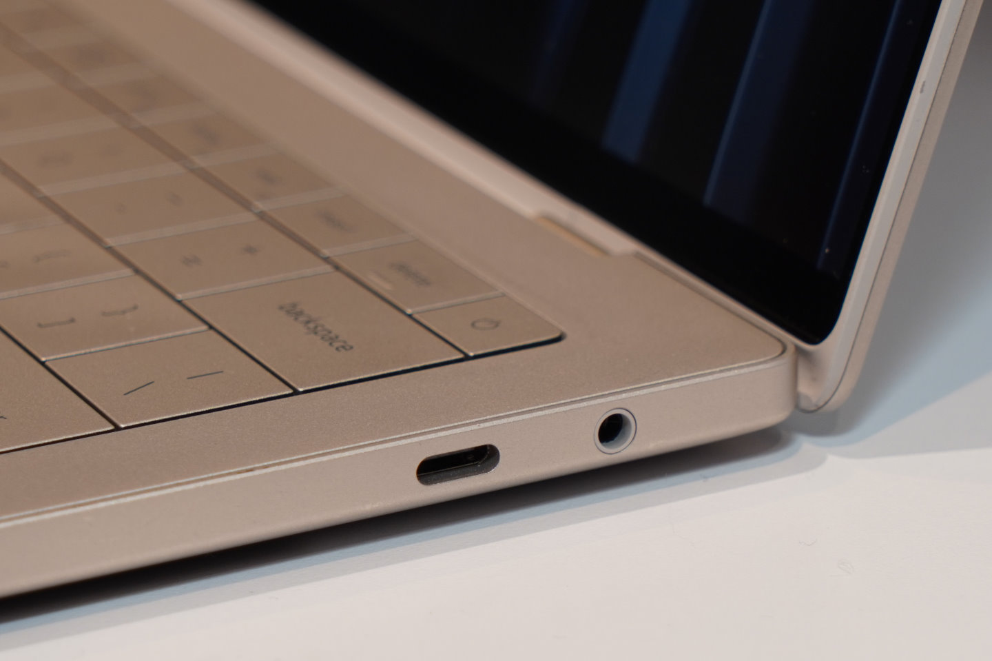 機身右側具有Thunderblot 4、耳機麥克風複合端子各1組。