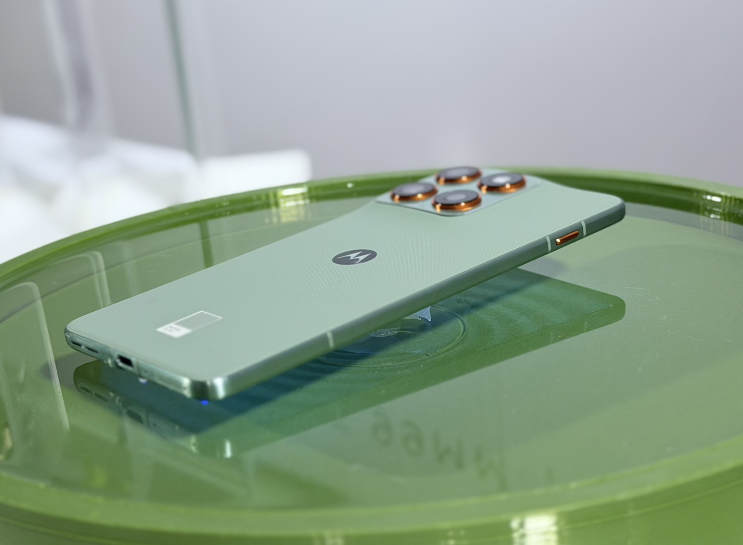 Motorola edge 70 上市：5.99mm 超薄機身、4800mAh 矽碳電池，售價 16,990 元