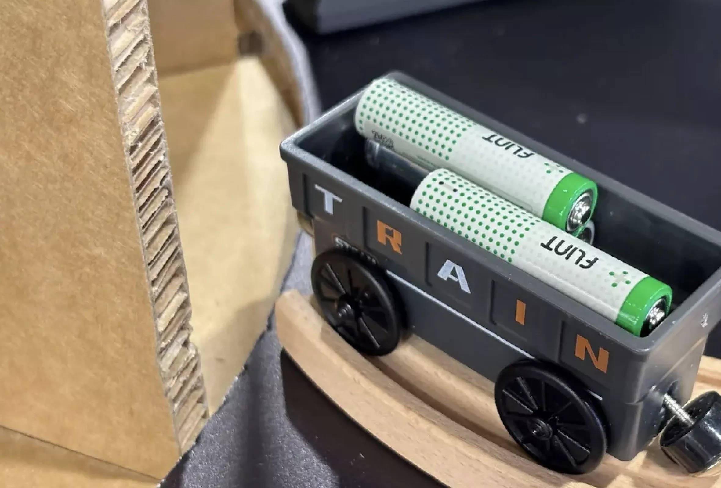 紙做的電池真的能用了！Flint 植物纖維電池量產上市，AA、AAA 規格通通有