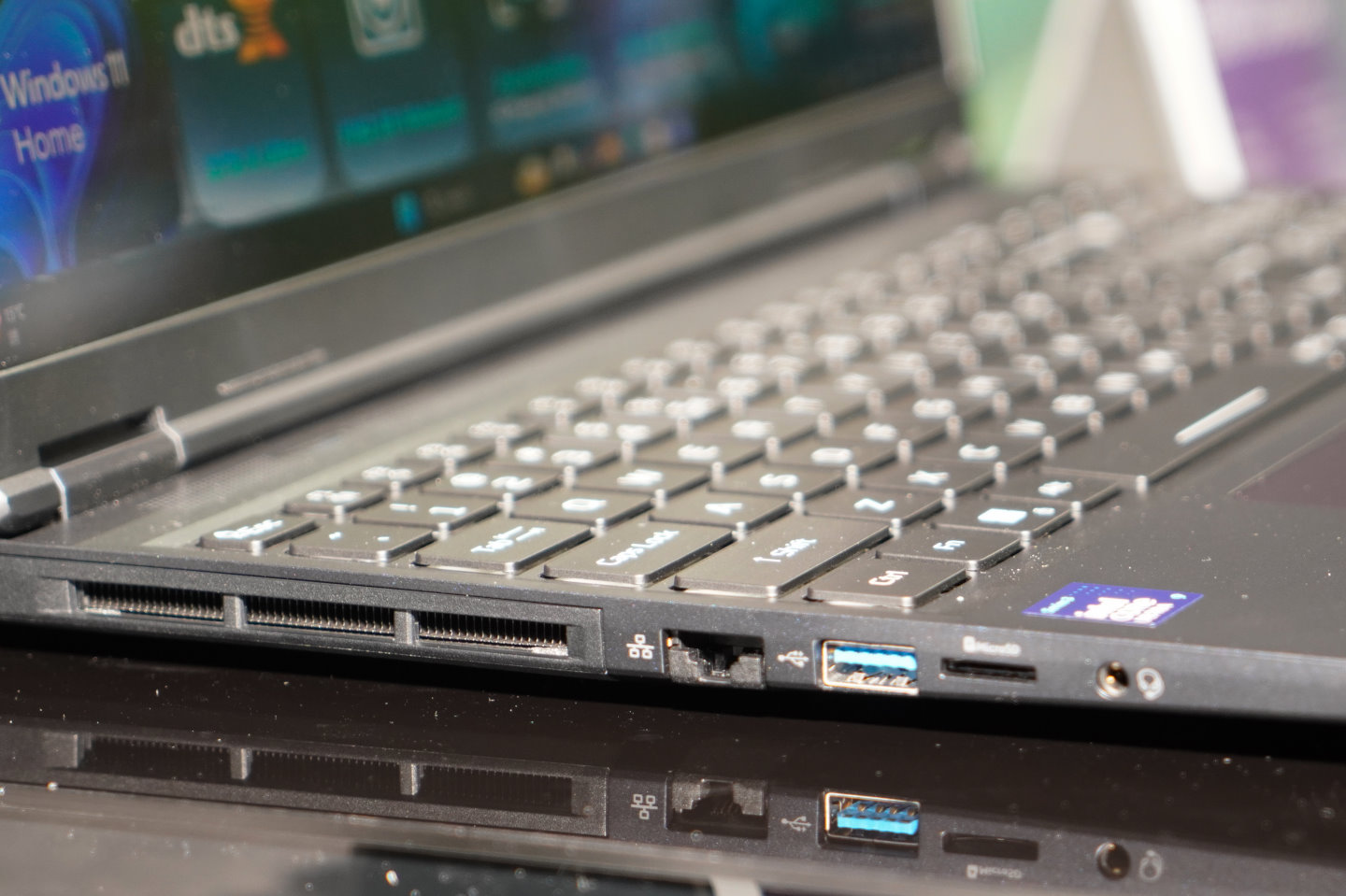 機身左側具有RJ-45乙太網路、USB 3.2 Gen 2、microSD讀卡機、耳機麥克風複合端子各1組。