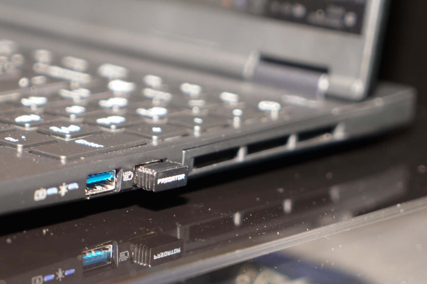 機身右側具有USB 3.2 Gen 1、USB 3.2 Gen 2端子各1組。機身後方還有2組Thunderbolt 4與HDMI 2.1、電源端子各1組。