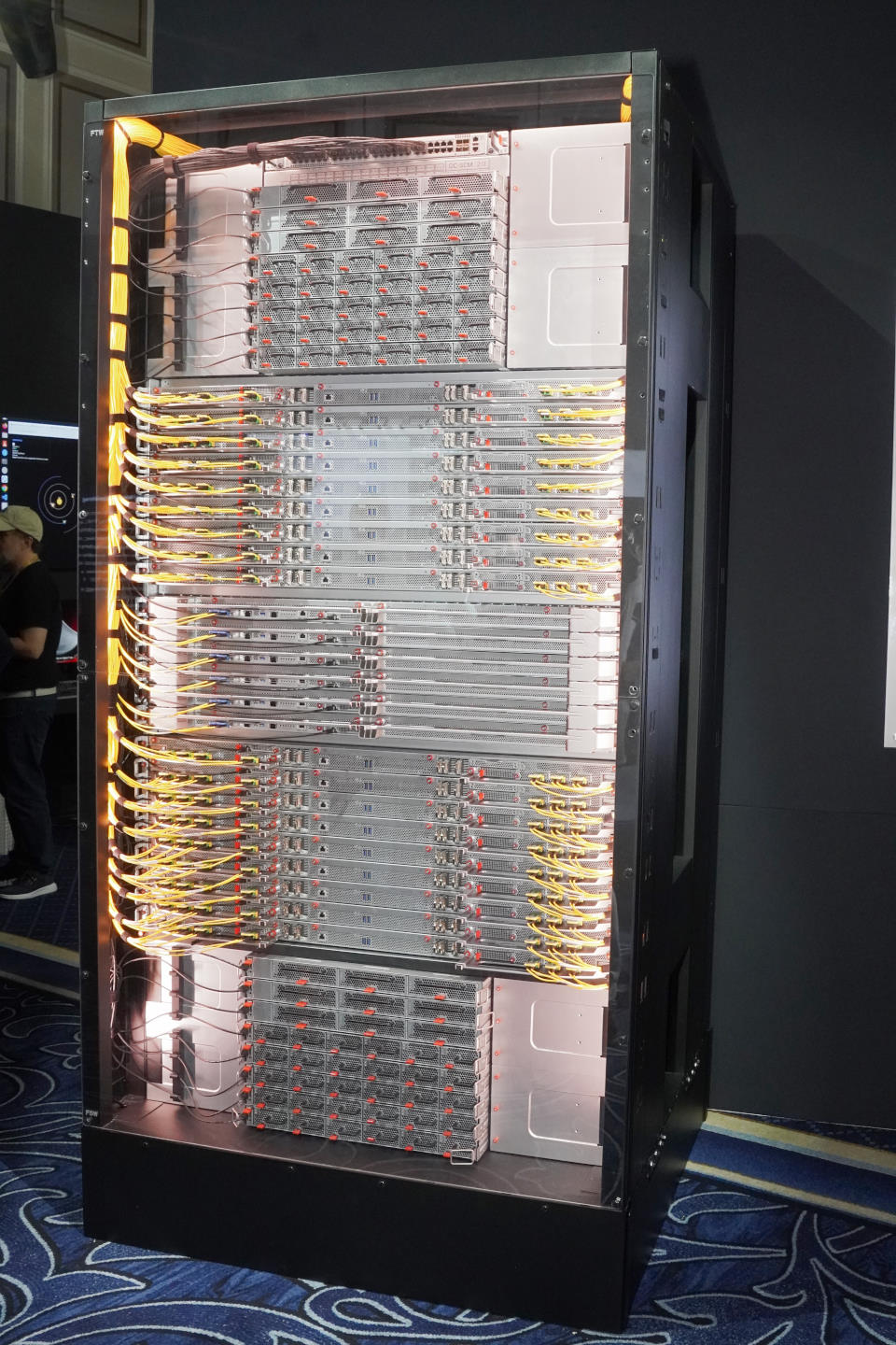 Helios採用雙寬度機櫃尺寸，整體具有4,600組Zen 6處理器核心與18,000組GPU運算單元，搭配容量達31 TB的HBM4高頻寬記憶體，可以提供2.9 EFLOPS的AI運算效能。