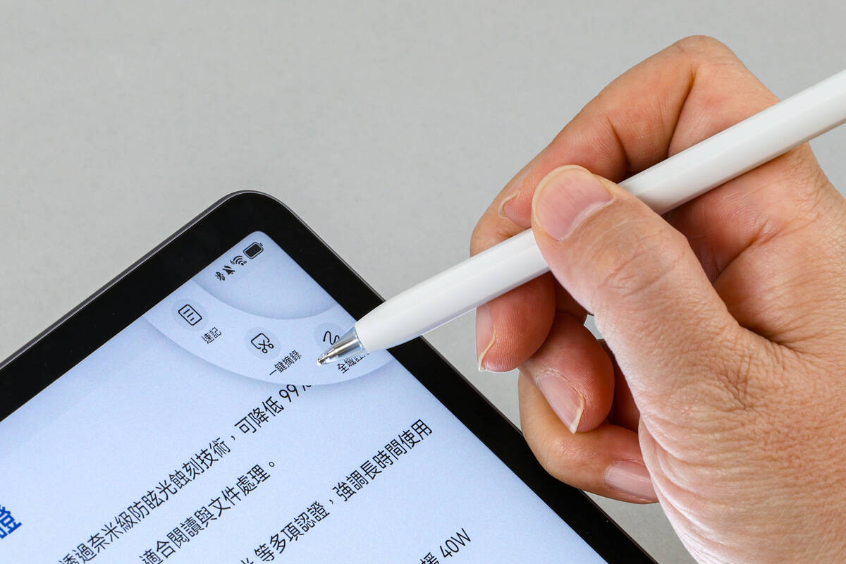 拿起第三代 HUAWEI M-Pencil 由平板右上方往下滑，就可以快速啟動速記、一鍵摘錄、全域註解功能。