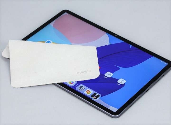 由於 PaperMatte 雲晰柔光屏是採用奈米級防眩光蝕刻工藝和特殊光學塗層，產品包裝內也提供特別的拭鏡布，以保護螢幕。