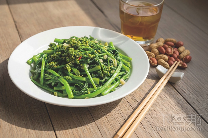 油菜花富含鈣質、維生素 A、C 及膳食纖維，以大火快炒十分美味。