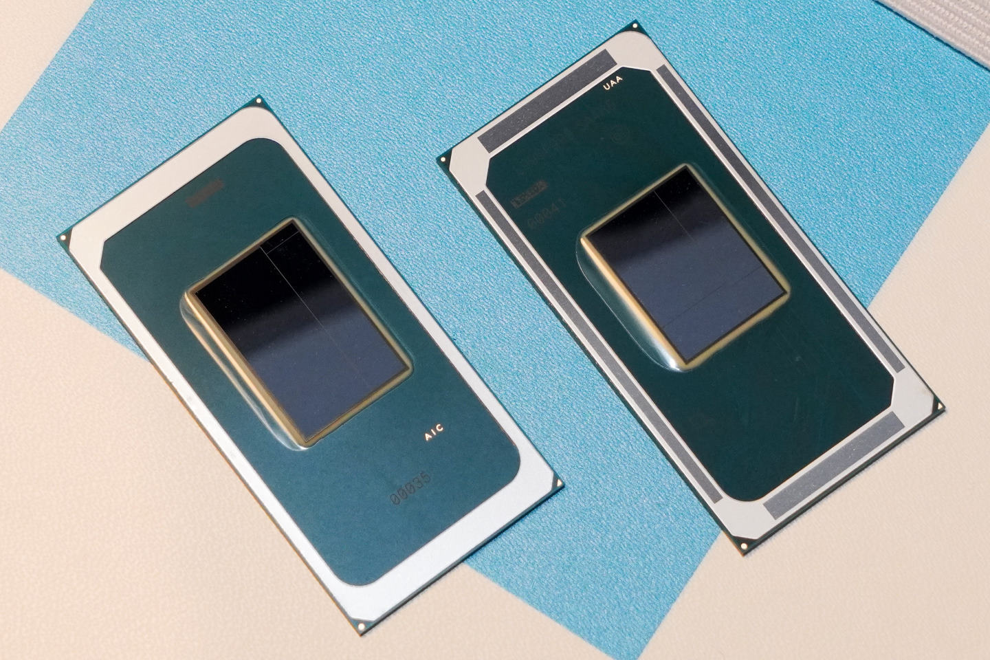 Panther Lake處理器具有多種不同配置可供選擇，圖為16核心（左）與8核心（右）版本，2者皆搭配4組Xe核心的內建顯示晶片。