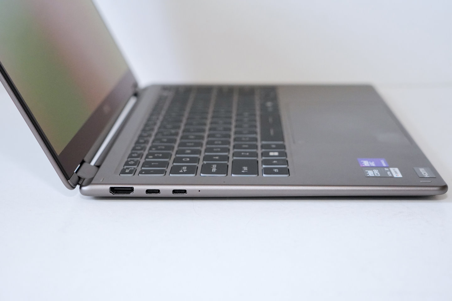 機身左側提供1組HDMI 2.1以及2組Thunderbolt 4端子。