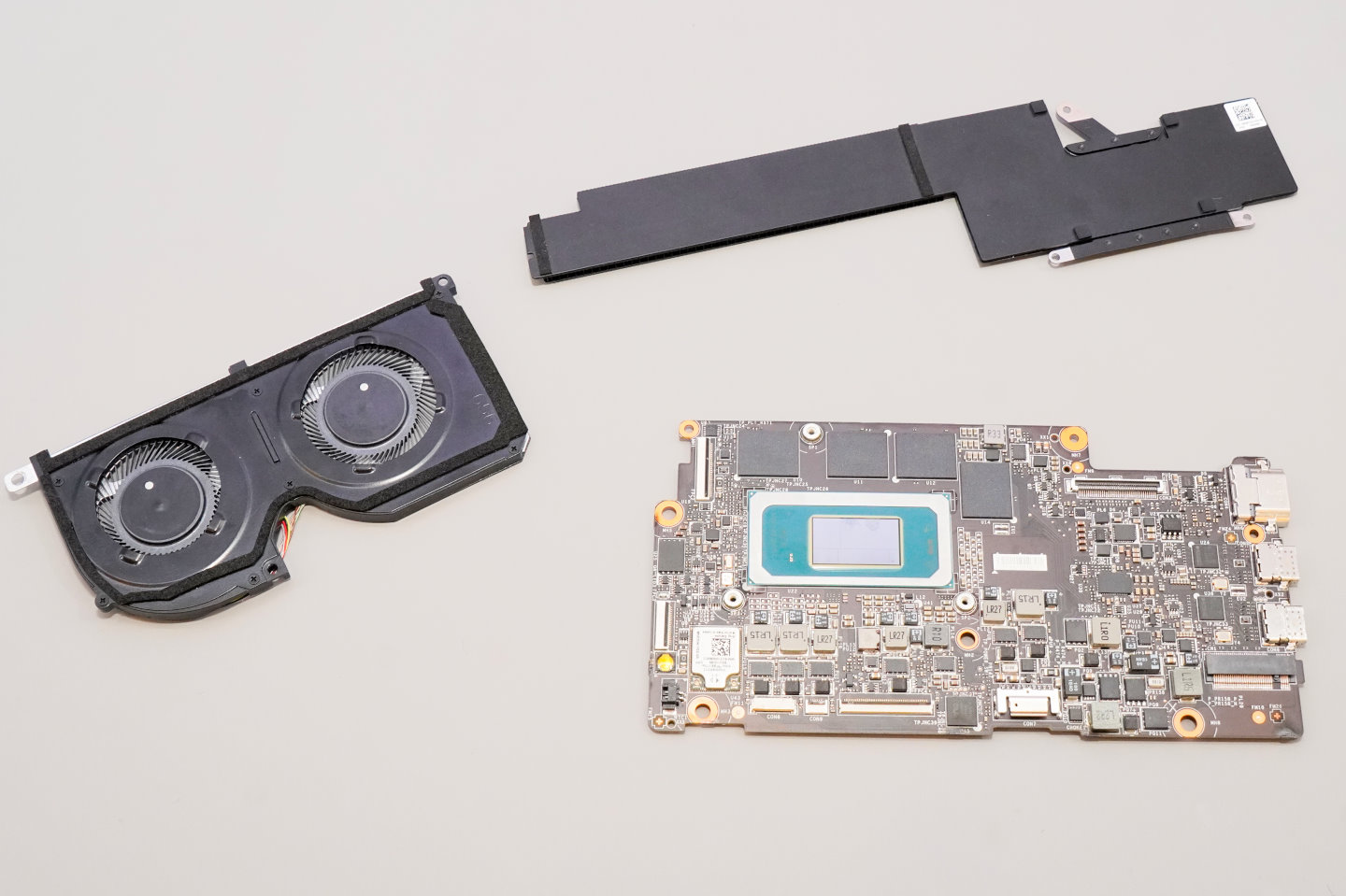 均溫板能夠更快將處理器上的廢熱傳導至鰭片區域，強化散熱效果。 ▲ 機身上蓋搭配全新設計的MSI標誌。