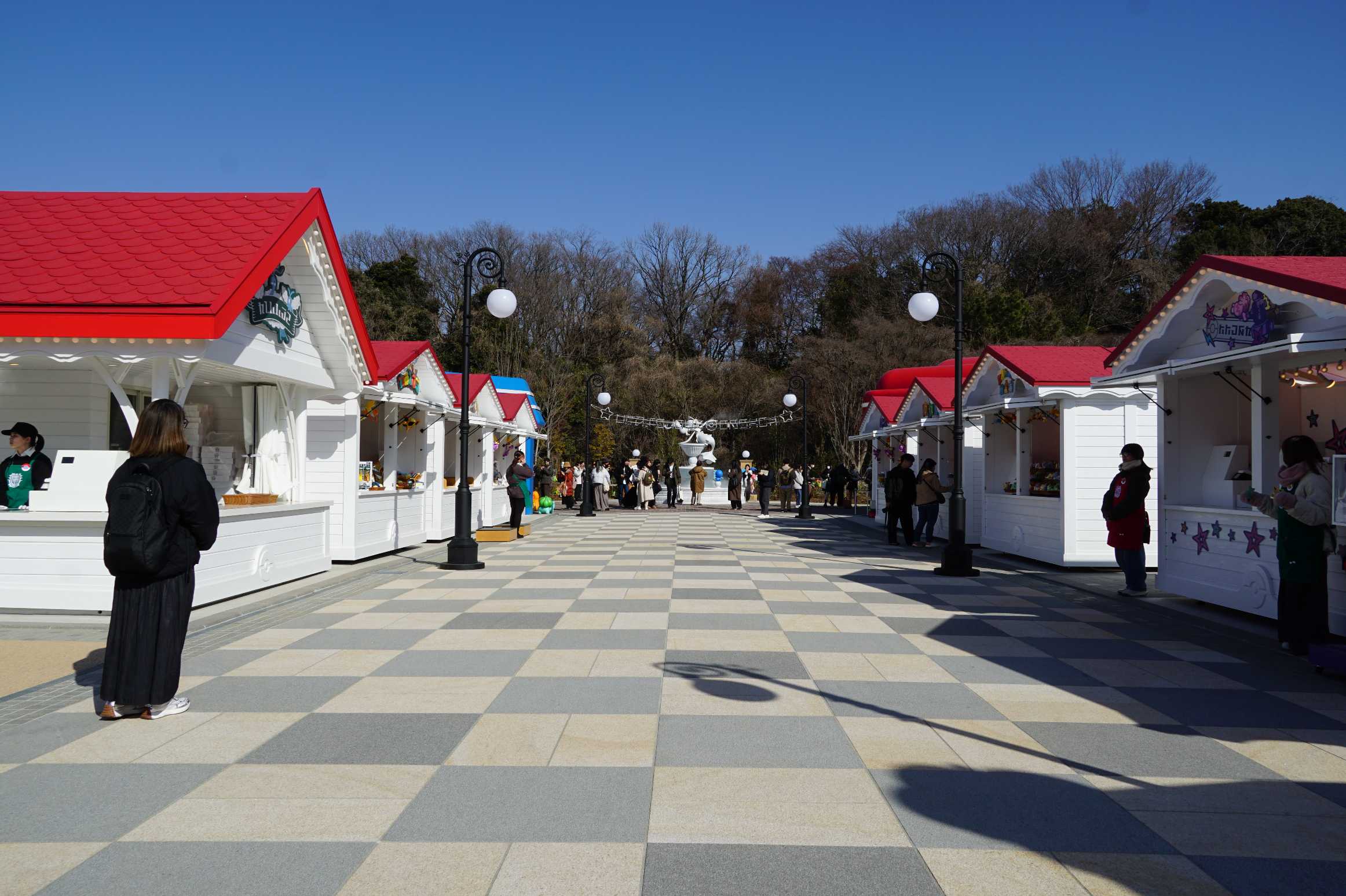 草紗鎮內的訓練家市集，同時規劃了餐飲與周邊商品販售空間。