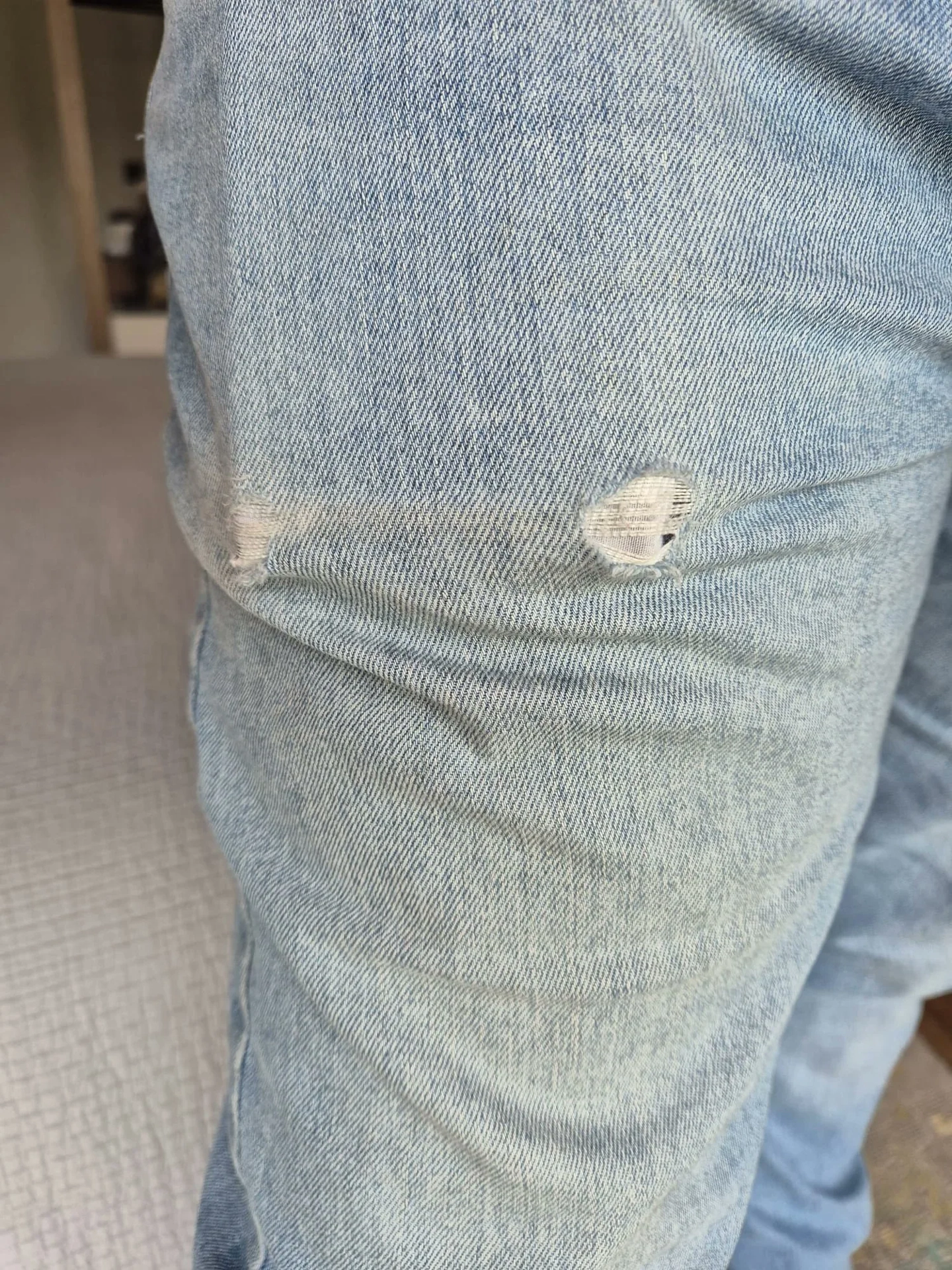 S24 Ultra變「割褲神器」？鈦金屬邊框磨破牛仔褲，用戶哀號！