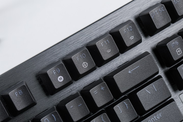 採用航太等級的 5052 高強度鋁合金上蓋板，不僅堅固，還可見髮絲紋的細紋路。