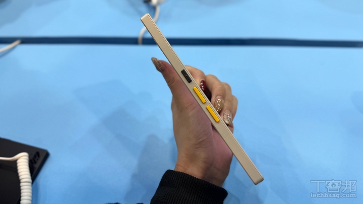 機身右側配置了一顆自定義按鍵與上下實體翻頁鍵。