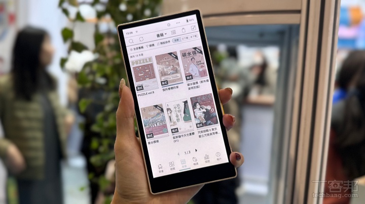 mooInk Chill 尺寸為 6.13 吋，狹長形機身搭配輕盈重量與適中厚薄度，更有利於單手握持的閱讀情境。