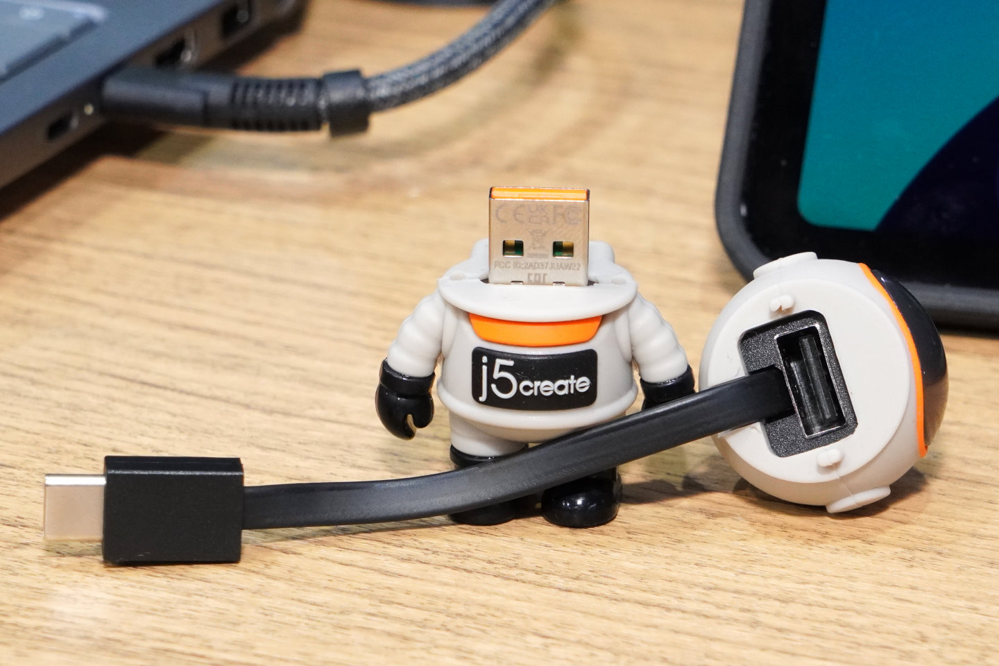 頭盔本身為USB延長線功能，因此太空人也可以戴著頭盔連接至電腦。