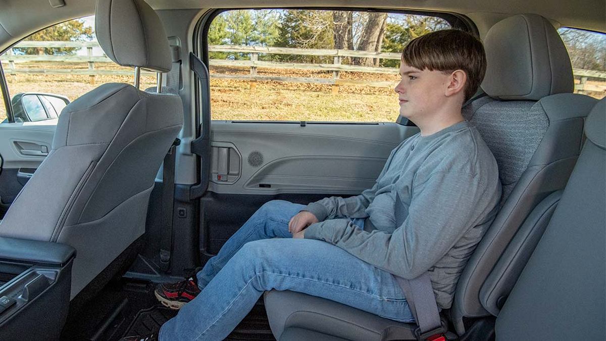 乘客座位安全性引起網友不同看法討論，這「位」是車內的安全地帶