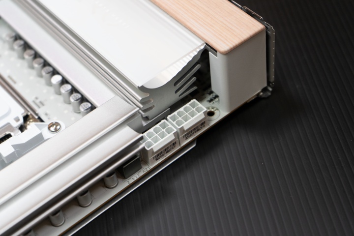 雙 8pin 處理器電源，確保供電無虞。