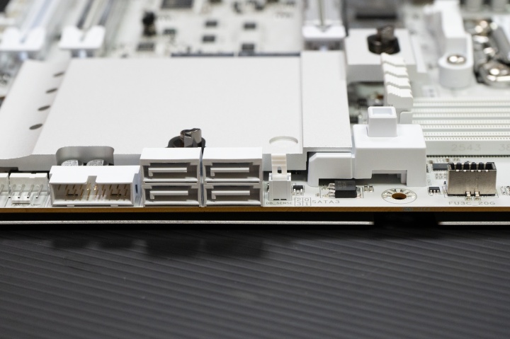 除了四個 NVMe 插槽，還有四個 SATA 埠。