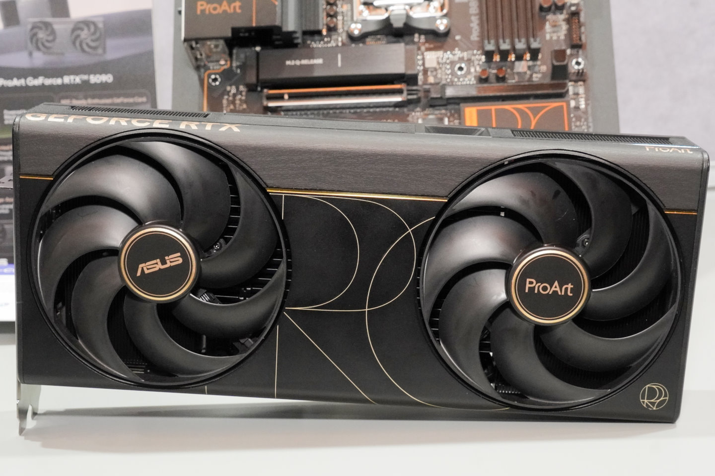 華碩 ProArt RTX 5090 顯示卡搶先看！雙風流散熱、USB-C 輸出一次解析