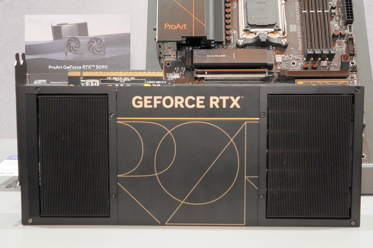 顯示卡前後2端散熱鰭片區域沒有電路板阻檔，氣流能夠直接穿越鰭片，帶來效率更高的散熱效果。