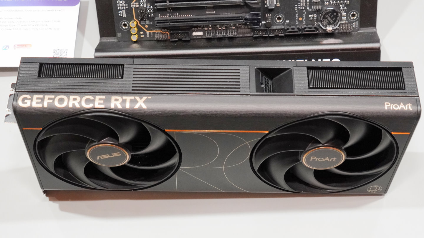 顯示卡頂端也設有2組出風口，能讓廢熱由鰭片的側面散出。