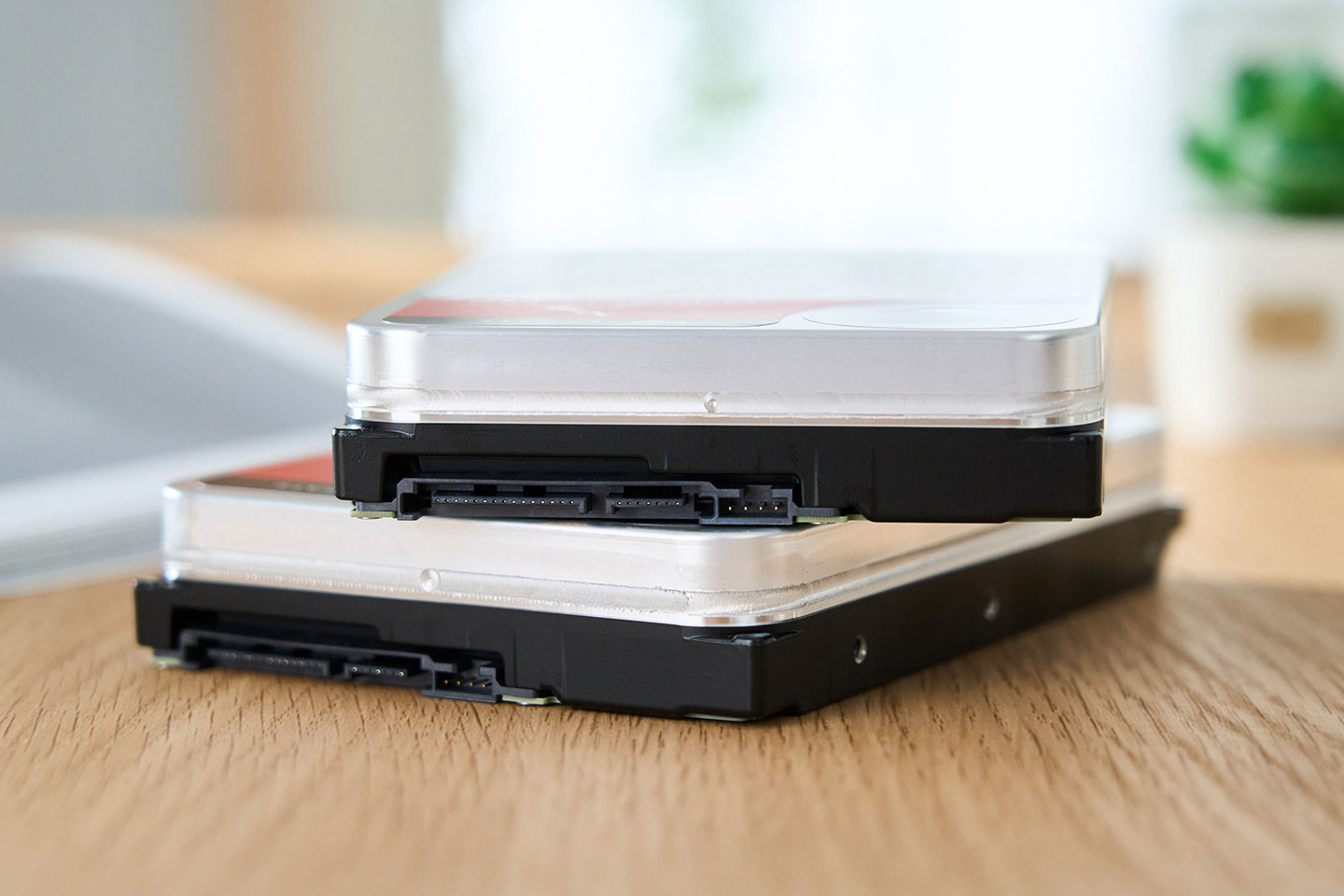 機身後側的接口為標準 SATA 介面。