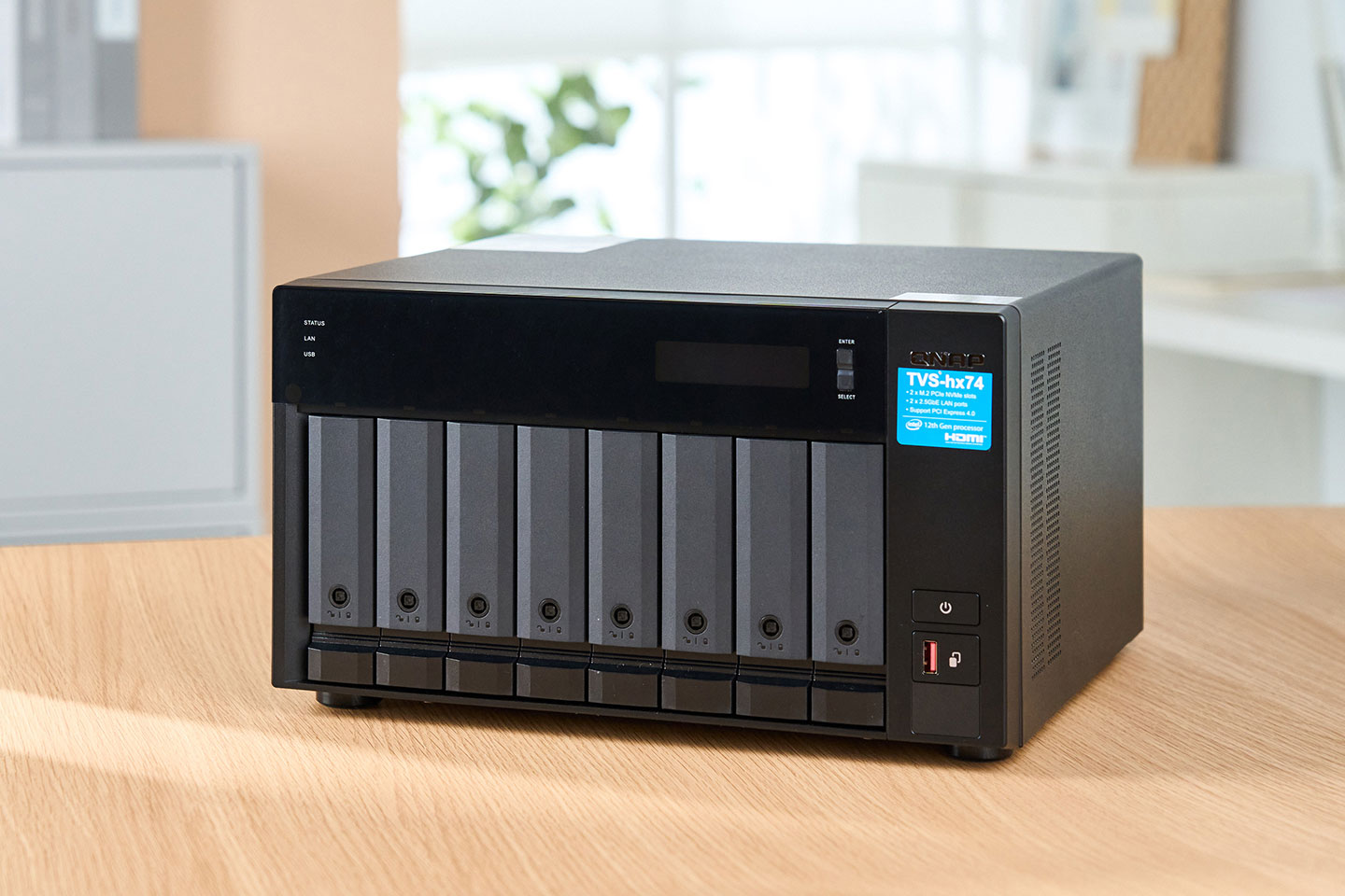 此次搭配實測的 QNAP TVS-h874 是一款 8 Bay 規格的高階機型，內建 Intel Core i 系列處理器，並擁有 32GB RAM 與額外 2 組 M.2 2280 SSD 擴充槽，同時也內建雙 2.5 GbE 網路埠與雙 PCIe Gen4 擴充槽，能夠提供更彈性的升級空間。 ▲ 機身後側可以看到兩組的散熱風扇出風口，並搭配兩組 2.5 GbE 規格的乙太網路接口與 1 組 USB 3.2 Gen1 A 埠、一組 USB 3.2 Gen1 C 埠，以及 HDMI 埠可直連顯示器輸出，左上角保留了兩組 PCIe Gen4 插槽，可額外擴充網路卡或顯示卡。