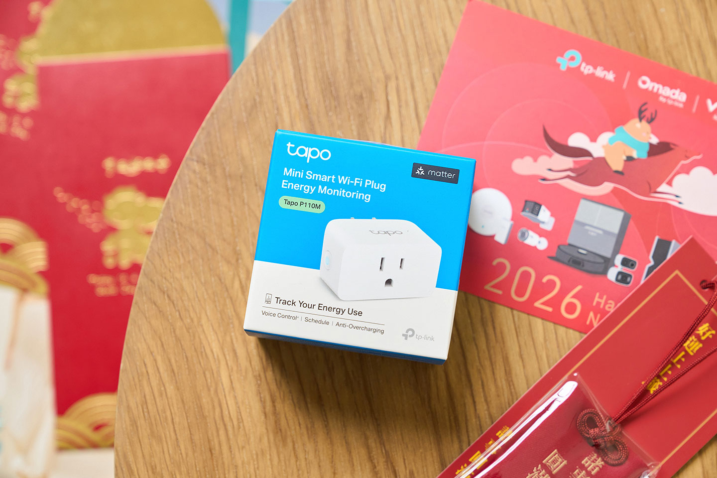 Tapo P110M 包裝盒正面，可看到產品詳細名稱、特色、型號與產品本體照片。 ▲ Tapo P110M 的外型設計簡約、體積小巧。