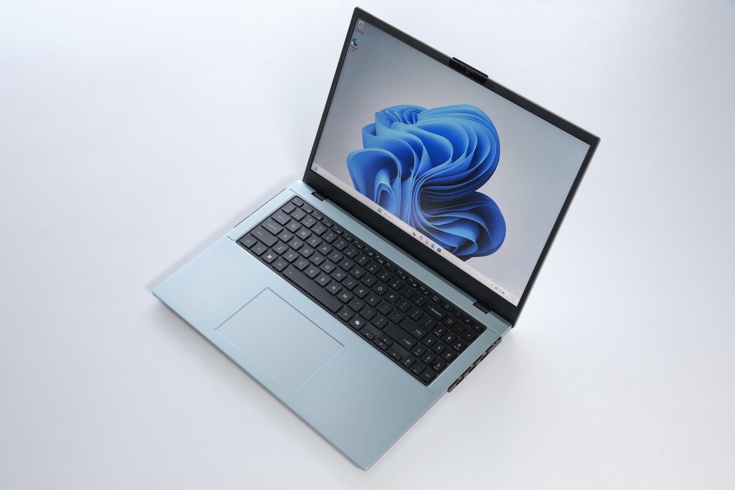 M16P Optimus模組化筆電搭載16吋顯示器，鍵盤部分具有數字鍵。