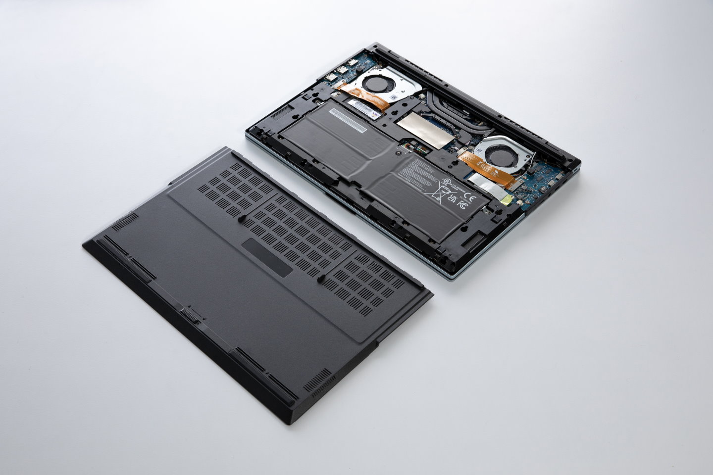 為了方便更換零組件與維修，M16P Optimus的機身底蓋只需撥開卡楯就能輕易拆卸。