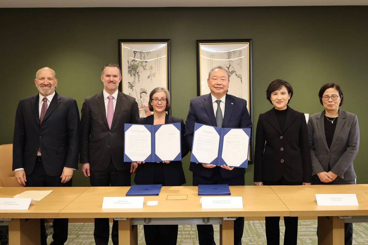 臺美簽署「對等貿易協定」確立對等關稅15%且不疊加，美規小客車零關稅、取消進口數量限制、書審合格證