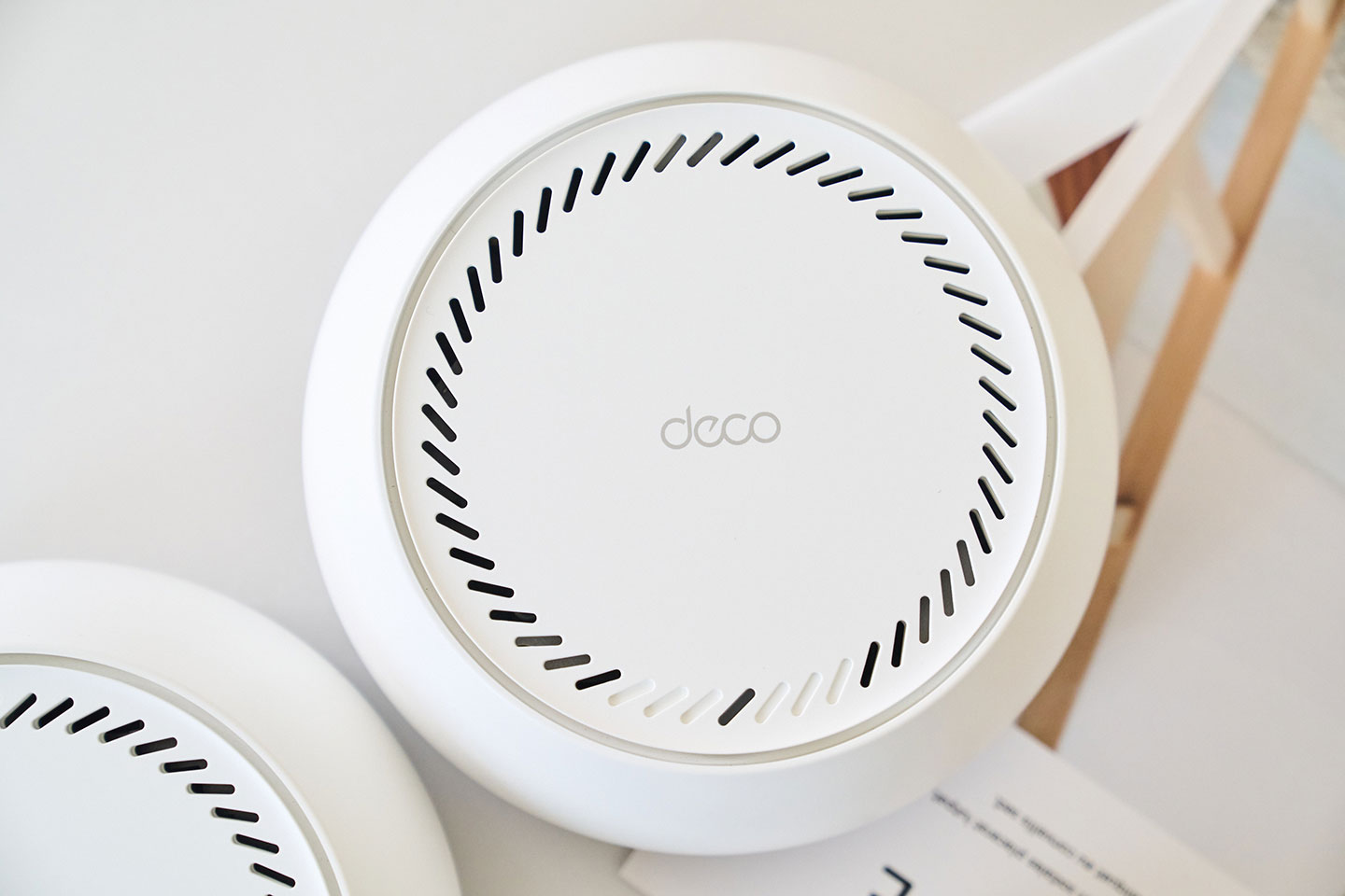 Deco BE65-PoE 採用 Deco 系列的經典圓型設計，頂部可看到環繞設計的散熱孔，同時也將電源燈號整合於其中。