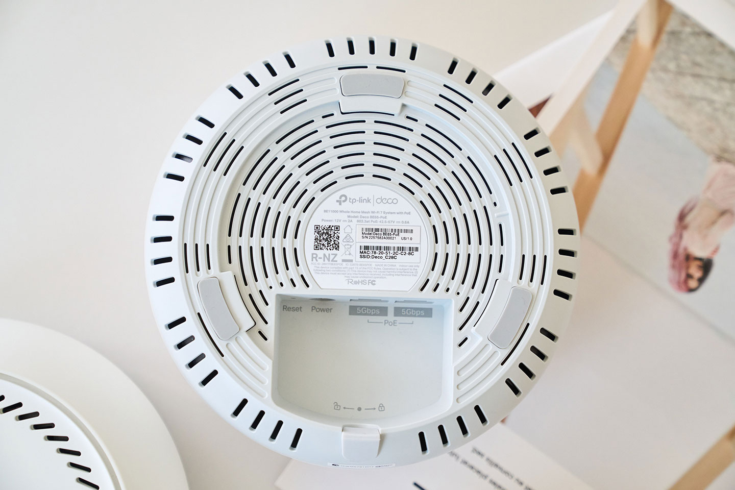 Deco BE65-PoE 的底部也有大量散熱孔，並設計有止滑墊。