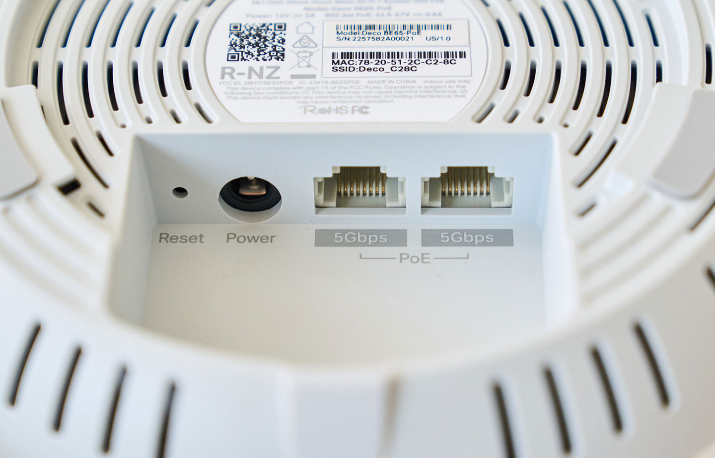 為了壁掛的平整度，連接埠與電源接口採用內嵌式設計，單機設置了兩組 5Gbps 的 PoE 埠（同時支援 WAN 與 LAN）、電源接口與重置孔。