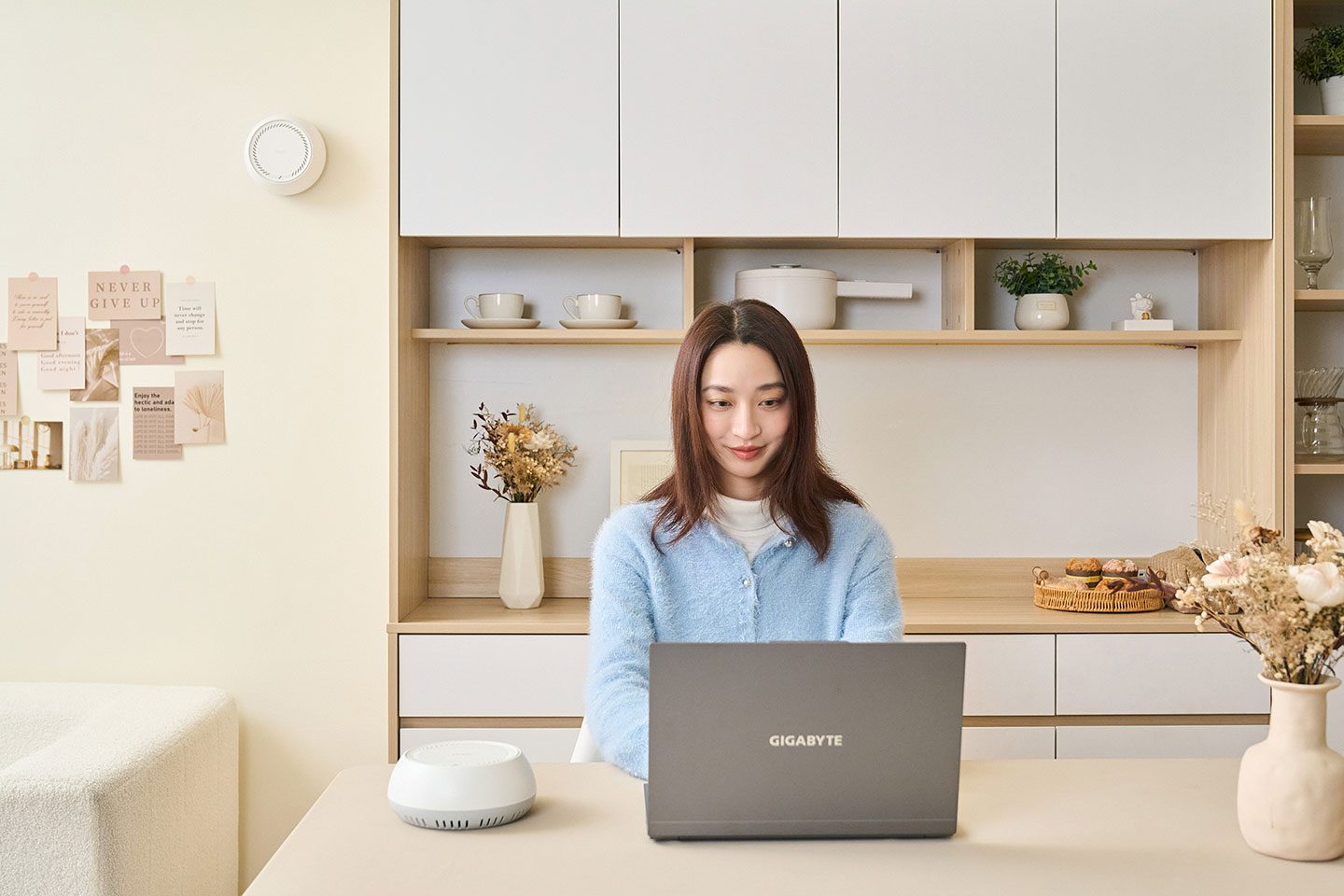 TP-Link Deco BE65-PoE 除了規格不俗，支援 PoE 供電與相對小巧的外型設計讓安裝化繁為簡，無論是直接置放桌面、壁掛或是懸掛在天花板都能無縫融入空間風格之中。