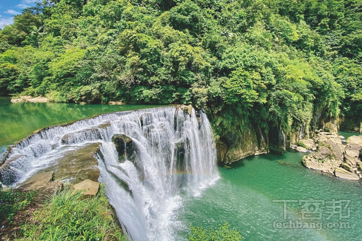距離老街不遠的十分爆布，也是非常熱門的景點，造訪平溪時不妨可以順遊。
