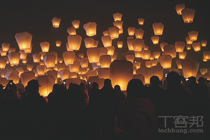 天燈節是難得看見大量天燈緩緩升空的場景，利用廣角鏡可以捕捉數大便是美的壯麗感。