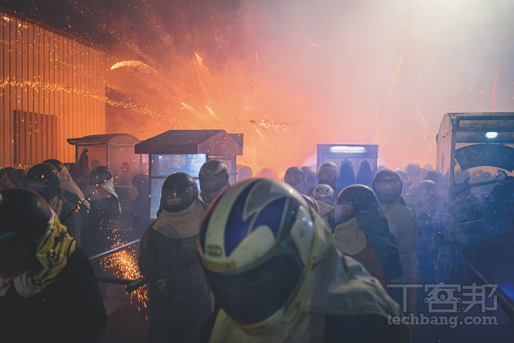 鹽水蜂炮迄今已有 130 餘年歷史，每年都吸引大量遊客共襄盛舉。