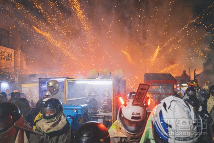 拍攝蜂炮可以嘗試從不同角度記錄，才能讓作品呈現更豐富的視覺元素。